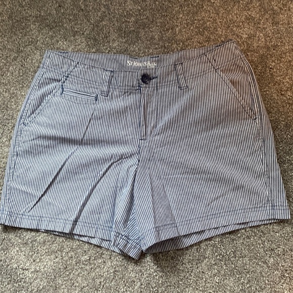 St. John’s Bay Women’s Pinstriped Shorts Blue White 5” Inseam sz 10 Like New - Picture 1 of 6
